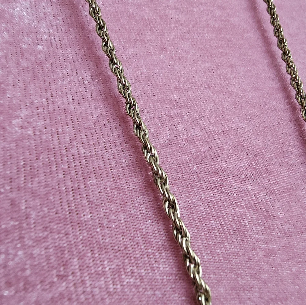 Bunny Ballerina Necklace. Vintage goldtone pendant necklace. - Picture 4 of 6